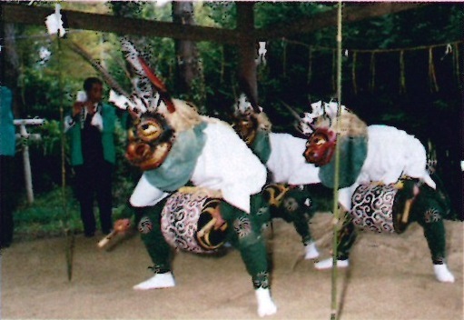 八幡神社の獅子舞・舞の様子