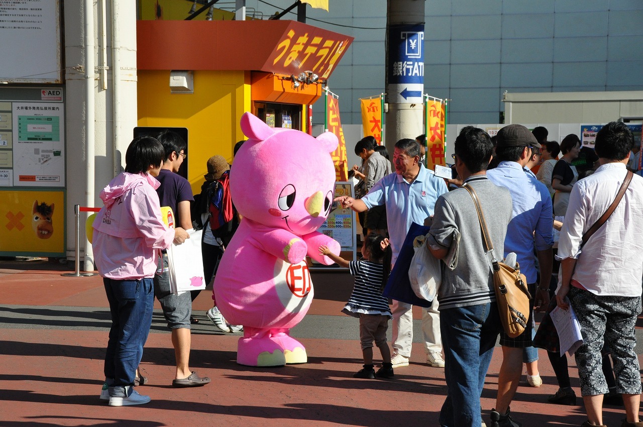 大井競馬場で来客にご挨拶するいんザイ君