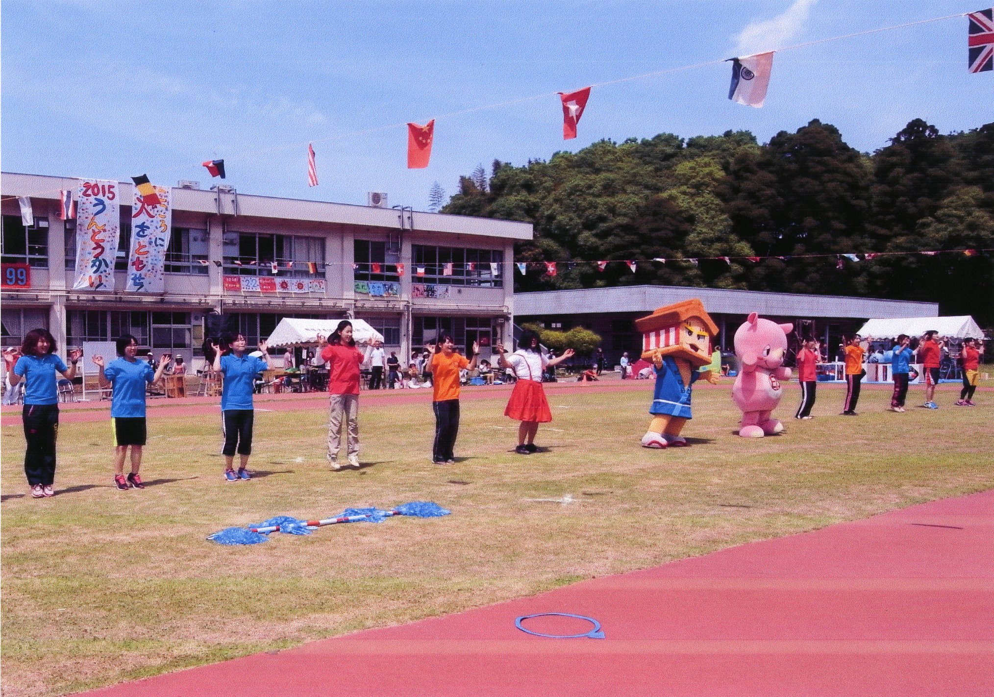 我孫子特別支援学校のみなさんとダンスをするいんザイ君