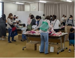 当日の子ども服を選んでいる様子
