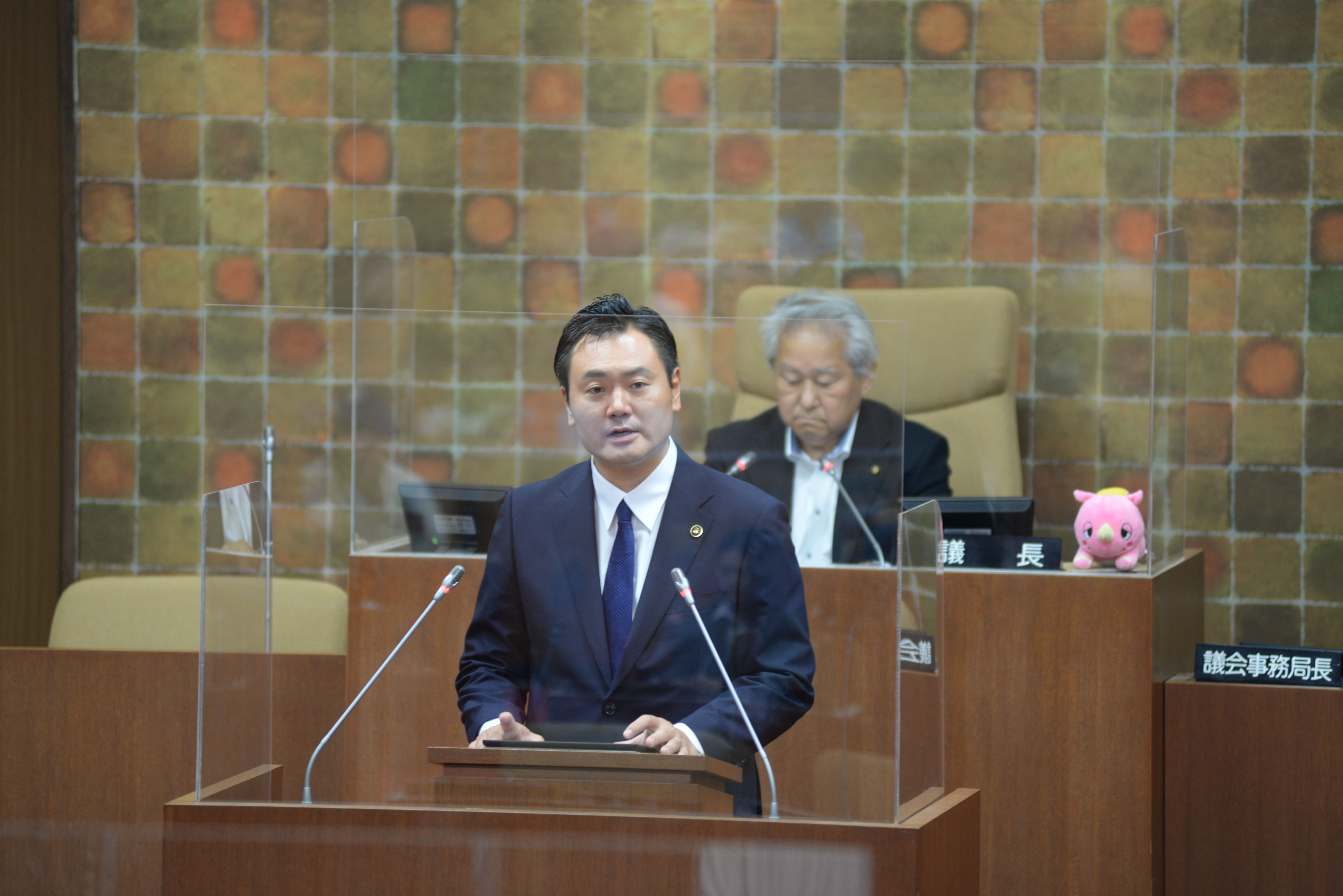 所信表明演説をする藤代市長